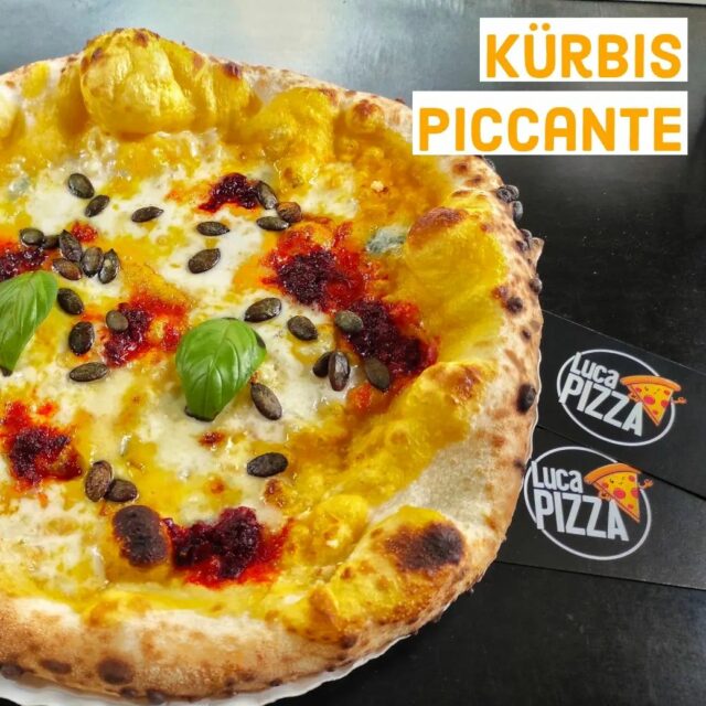 Kürbis Piccante
Kirbiscreme - Mozzarella - Gorgonzola - 'nduja

#lucapizza #verapizza #pizza #landshut #bayern #pizzalecker #pizzaparty #pizzadaasporto #pizzalove #pizzaliebe #yummy
